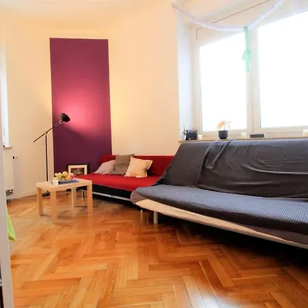 Spacious Munich Apartment For 10 Near Oktoberfest דירה *