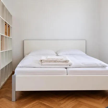 Spacious 3Br Apartment Sleeps 10 Near Oktoberfest Lägenhet